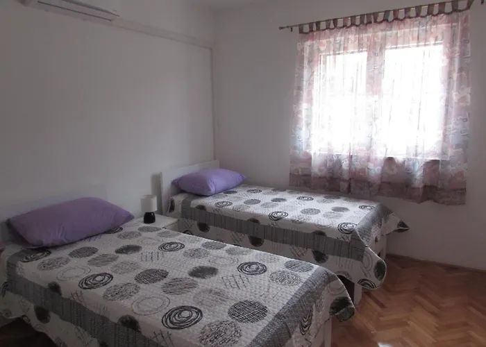 With A Parking Space - 13739 Шибеник